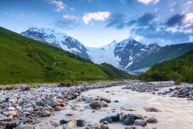 Güzel dağ dere kıyısında renkli taşlarla büyük dağlar ve ormanlar arasında gerilmiş. Üst Svaneti, Georgia, Avrupa. Mutlu bir yaşam tarzı. Güzel evren.