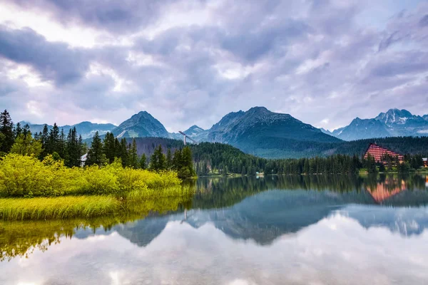 Impresionantes Vistas Montaña Tranquilo Lago Encadenaron Ojo Del Espectador Wildlife —  Fotos de Stock