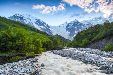 Güzel dağ dere kıyısında renkli taşlarla büyük dağlar ve ormanlar arasında gerilmiş. Üst Svaneti, Georgia, Avrupa. Mutlu bir yaşam tarzı. Güzel evren.