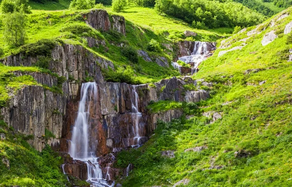 High Mountains Green Meadows Rocks Flows Extremely Beautiful Rapid Waterfall — Stock Photo, Image