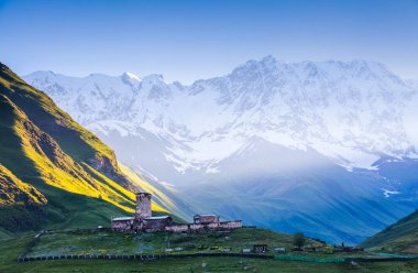 Ushguli köyü karla kaplı Mt. olan dibinde görüntüleyin. Yer yer Lamaria kilise Jgrag, Üst Svaneti, Georgia, Avrupa. 