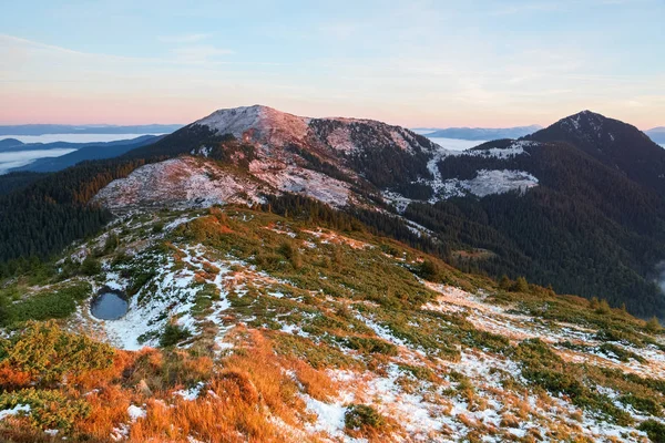 Vom Schneebedeckten Tal Öffnet Sich Herbst Morgens Das Fantastische Panorama — Stockfoto
