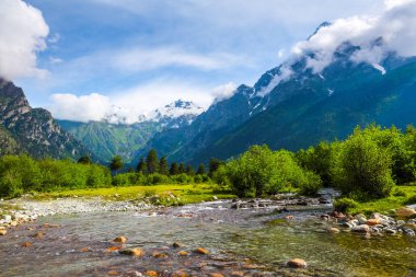 Nehirden shore taşlar ile kaplı, fantastik buzul ve dik kayalık dağlar karla kaplı yeşil çayırlar açılır. Mutlu bir yaşam tarzı. Güzel evren.