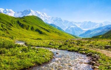 Güzel dağ dere kıyısında renkli taşlarla büyük dağlar ve ormanlar arasında gerilmiş. Üst Svaneti, Georgia, Avrupa. Mutlu bir yaşam tarzı. Güzel evren. 