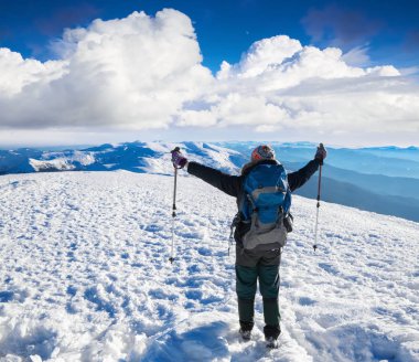Rüya kız dağ manzarası ve doğa soğuk kış günü izlerken yüksek dağlar, karlı tepe üzerinde oturuyor.