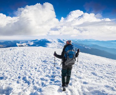 Rüya kız dağ manzarası ve doğa soğuk kış günü izlerken yüksek dağlar, karlı tepe üzerinde oturuyor.