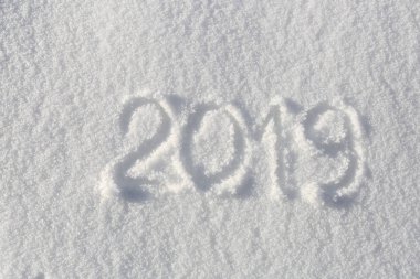 2019. kar üzerinde yazılar. Yeni Yılınız Kutlu Olsun. Güzel soğuk güneşli kış günü.