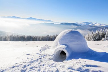 Harika büyük beyaz karlı kulübe, Eskimo evi izole turist uzakta insan gözü yüksek dağda duruyor.