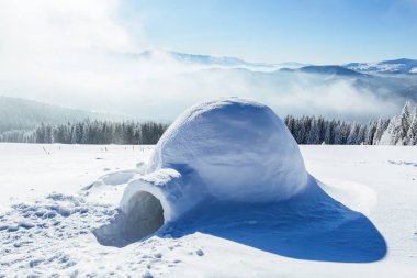 Harika büyük beyaz karlı kulübe, Eskimo evi izole turist uzakta insan gözü yüksek dağda duruyor.