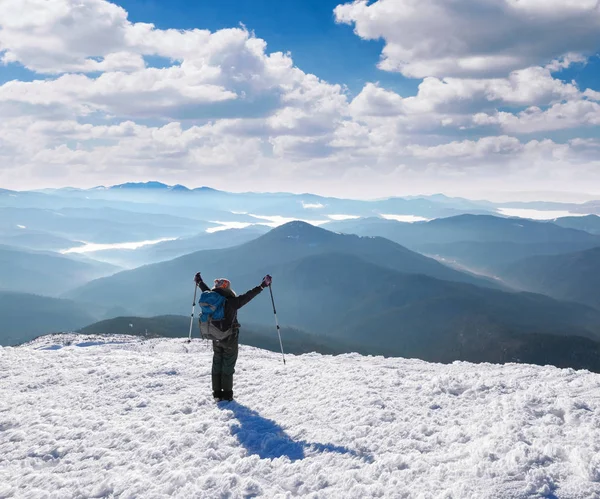 Träumendes Mädchen Sitzt Auf Einem Verschneiten Hügel Hochgebirge Und Beobachtet — Stockfoto