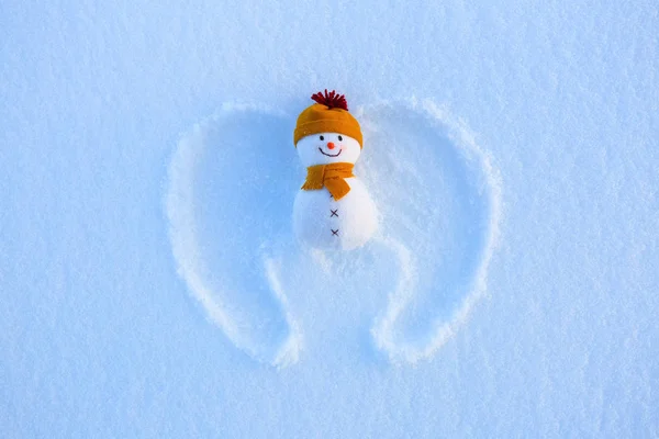 帽子とスカーフをし 描かれた天使の翼を浮かべて小さな雪だるま人形 明けましておめでとう — ストック写真