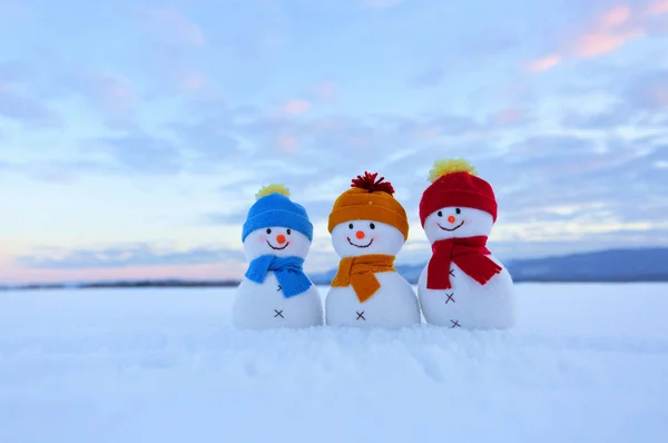 Trois Petits Bonhomme Neige Portant Des Chapeaux Colorés Tiennent Debout — Photo