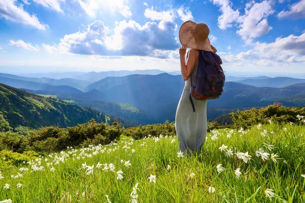 Gramado Flores Brancas Garota Hipster Com Saco Traseiro Fica Desfrutando — Fotografia de Stock