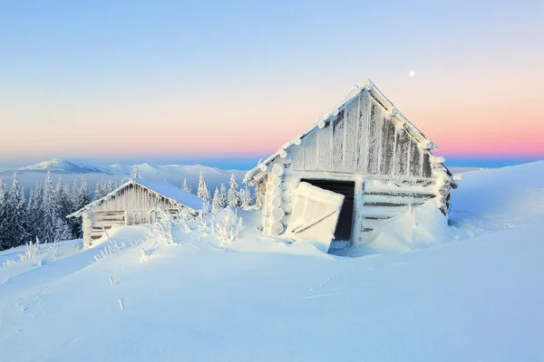 洁白的雪花山沙漠两个偏僻的房子里 — 图库照片