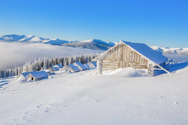 Pasa Ruchu Prowadzi Starej Chaty Drewniane Objętych Śniegu Las Nim — Zdjęcie stockowe