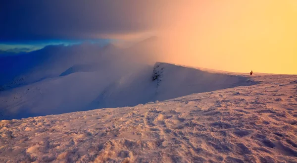 令人难以置信的一天 在雪山从 Freerider 的生活 山在雾 早晨的灯 梦幻般的冬季风光 — 图库照片