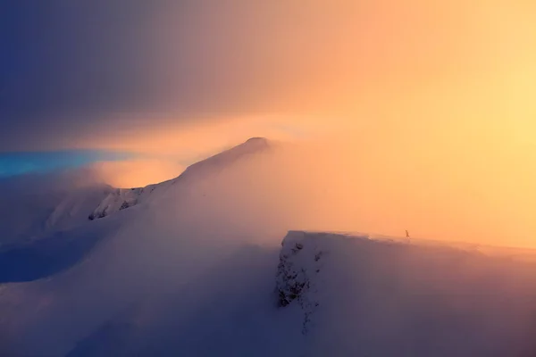 Borde Roca Nevada Alguien Está Pie Las Altas Montañas Niebla —  Fotos de Stock