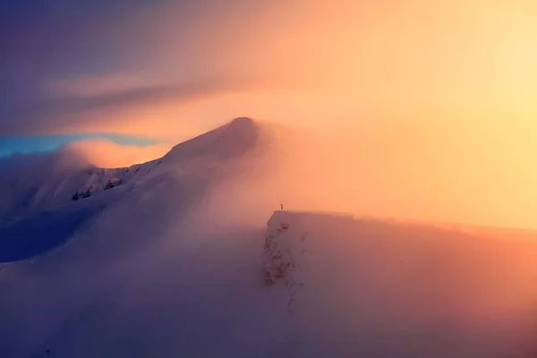 Высоко Горах Восходит Солнце Освещает Чудесным Цветом Горы Снегу Остановился — стоковое фото