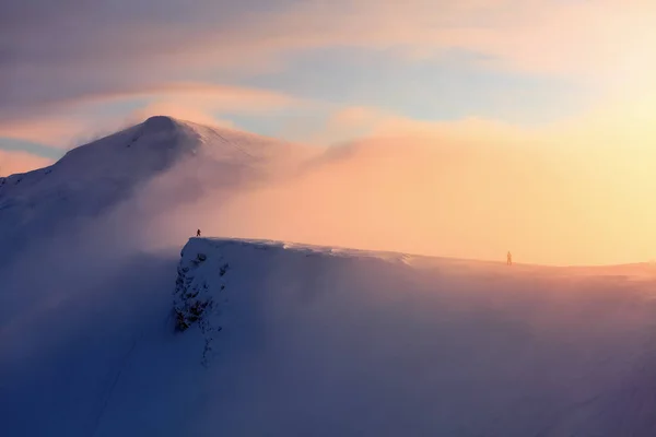 雪に覆われた山々 の高信じられないほどの日の出 上げられた手のフリー ライダー男は景色を楽しんでエッジに滞在して — ストック写真