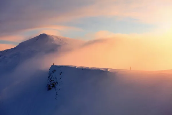 フリー ライダーと登山家と幻想的な風景は 高山雪と興味深いとフォグの色の冬の日の太陽から — ストック写真