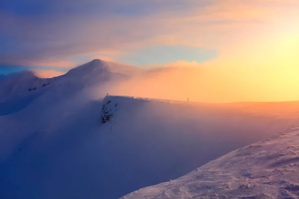 フリー ライダーと登山家と幻想的な風景は 高山雪と興味深いとフォグの色の冬の日の太陽から — ストック写真