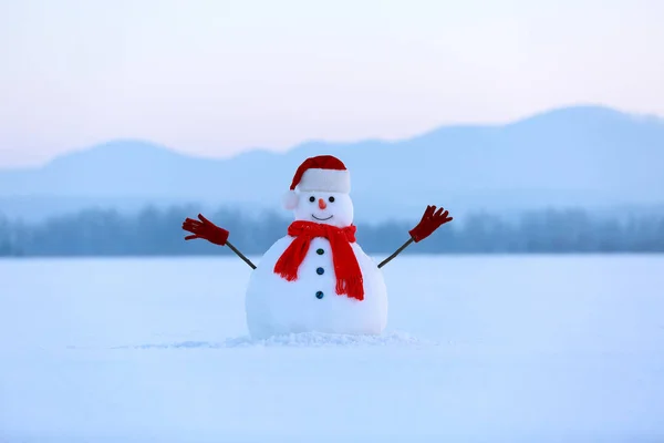 Χιονάνθρωπος Κόκκινο Καπέλο Και Κασκόλ Χριστουγεννιάτικο Σκηνικό Ψηλά Βουνά Στο — Φωτογραφία Αρχείου
