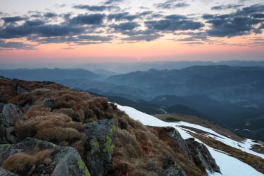 Yüksek dağlarda kar manzara. Çim ve çayır buzlu. Sunrise ufuk aydınlatma. Gökyüzü bulutlu. Turistlerin dinlenme Karpatlar Ukrayna Avrupa yer.