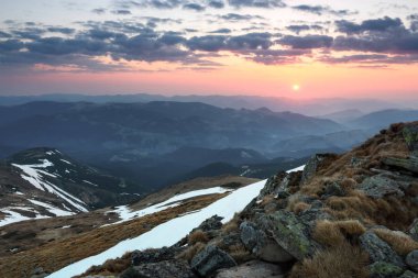 Yüksek dağlarda kar manzara. Çim ve çayır buzlu. Sunrise ufuk aydınlatma. Gökyüzü bulutlu. Turistlerin dinlenme Karpatlar Ukrayna Avrupa yer.