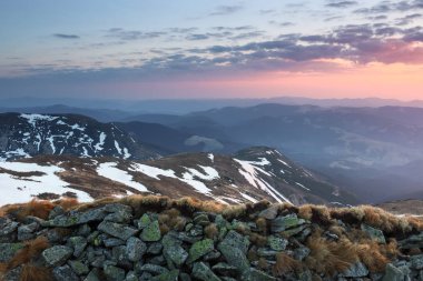 Yüksek dağlarda kar manzara. Çim ve çayır buzlu. Sunrise ufuk aydınlatma. Gökyüzü bulutlu. Turistlerin dinlenme Karpatlar Ukrayna Avrupa yer.