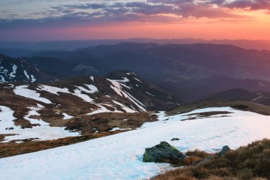 Yüksek dağlarda kar manzara. Çim ve çayır buzlu. Sunrise ufuk aydınlatma. Gökyüzü bulutlu. Turistlerin dinlenme Karpatlar Ukrayna Avrupa yer.