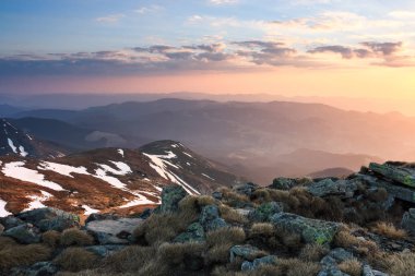 Yüksek dağlarda kar manzara. Çim ve çayır buzlu. Sunrise ufuk aydınlatma. Gökyüzü bulutlu. Turistlerin dinlenme Karpatlar Ukrayna Avrupa yer.
