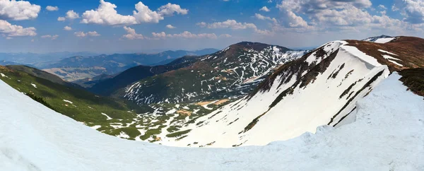 Panorama Góry Górnej Części Wzgórza Pokryte Śniegiem Niebo Chmurami Słoneczny — Zdjęcie stockowe