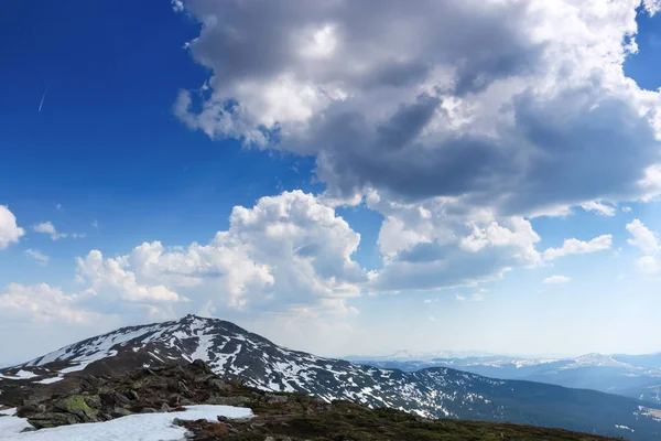 Paisagem Com Vista Para Altas Montanhas Com Picos Neve Relvado — Fotografia de Stock