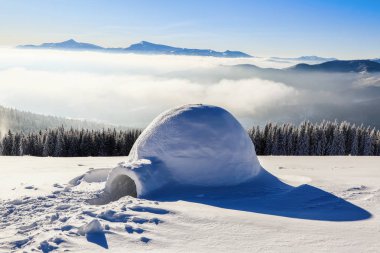 Harika büyük beyaz karlı kulübe, Eskimo evi izole turist uzakta insan gözü yüksek dağda duruyor.