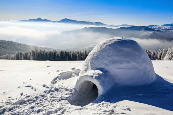 大圆的冰屋站在被雪覆盖的山上 吸引着游客的视线 神话般的冬季背景的传单 — 图库照片