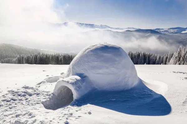 奇妙的巨大白色雪小屋 圆顶冰屋孤立旅游的房子站在高山远从人类的眼睛 — 图库照片