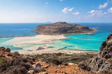 Crete kenarı, Balos bay, Yunanistan. Şaşırtıcı tel kum, turkuaz ve mavi renk gemiyle deniz. Popüler turistik tatil. Güneşli bir yaz bir manzara.