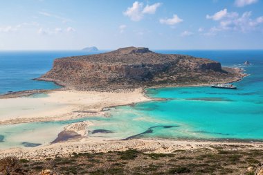 Crete kenarı, Balos bay, Yunanistan. Şaşırtıcı tel kum, turkuaz ve mavi renk gemiyle deniz. Popüler turistik tatil. Güneşli bir yaz bir manzara.