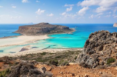 Bir kayalık tepe, Balos plaj harika beyaz kum ve üç denizleri ile muhteşem manzara: iyon, Ege ve Libya. Büyük yaz günü. Popüler turistik tatil, sahil Adası Crete, Yunanistan
