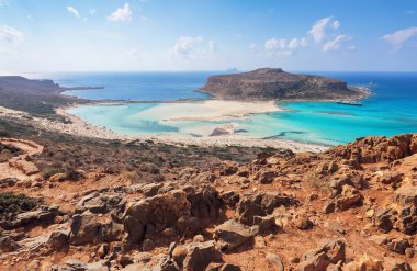 Crete kenarı, Balos bay, Yunanistan. Şaşırtıcı tel kum, turkuaz ve mavi renk gemiyle deniz. Popüler turistik tatil. Güneşli bir yaz bir manzara.