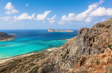 Bir kayalık tepe, Balos plaj harika beyaz kum ve üç denizleri ile muhteşem manzara: iyon, Ege ve Libya. Büyük yaz günü. Popüler turistik tatil, sahil Adası Crete, Yunanistan