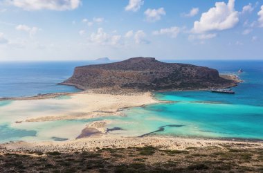 Beyaz insanlarla beach nerede alt-ebilmek var olmak seen, denizin dibinde kum. Güzel dağlar bir mavi ufuk üzerinde. Turist resort fantastik Bay, Balos. Güneşli bir yaz bir manzara.