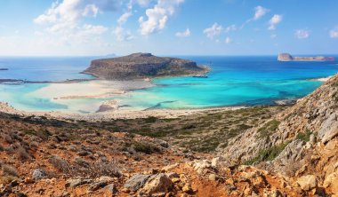 Popüler turistik tatil, sahil Adası Girit, Yunanistan. Bir kayalık tepe, Balos plaj harika beyaz kum, deniz ve dağ ile muhteşem manzara. Demirli bir gemi. Yaz güneşli bir günde manzara.
