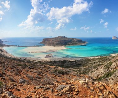 Popüler turistik tatil, sahil Adası Girit, Yunanistan. Bir kayalık tepe, Balos plaj harika beyaz kum, deniz ve dağ ile muhteşem manzara. Demirli bir gemi. Yaz güneşli bir günde manzara.