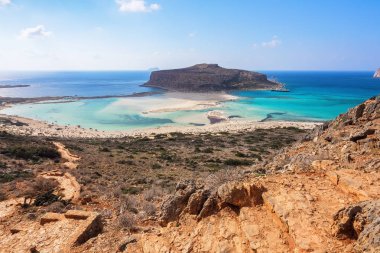Bir kayalık tepe, Balos plaj harika beyaz kum ve üç denizleri ile muhteşem manzara: iyon, Ege ve Libya. Büyük yaz günü. Popüler turistik tatil, sahil Adası Crete, Yunanistan