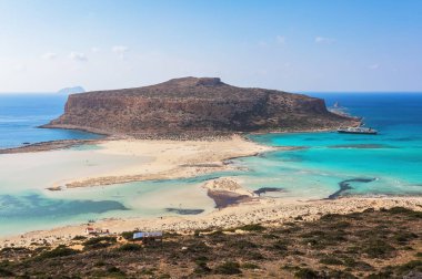 Güneşli yaz günü kum plaj, turkuaz deniz ve dağ toplayan. Mavi ufuk çizgisi. Turistler için yer dinlenmek Balos lagün, kıyıya Girit Adası, Yunanistan. İyonya, Ege ve Libya denizler.