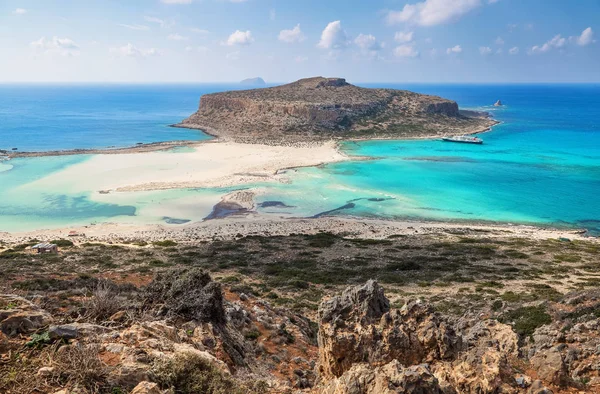 Côte de Crète, baie de Balos, Grèce. Incroyable brin de sable, mer de couleurs turquoise et bleue avec le navire. Station touristique populaire. Un paysage par une journée ensoleillée d'été . — Photo