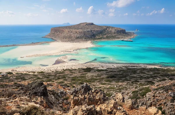 Paysage ensoleillé de la journée d'été avec plage de sable, mer turquoise et montagnes. Ligne d'horizon bleue. Place pour les touristes repos Balos lagon, rivage de l'île de Crète, Grèce. Mer Ionienne, Egée et Libyenne . — Photo