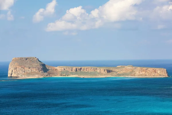 Gizemli Balos bay, ada Girit, Yunanistan. Masmavi denizde su ile kenarlı dağlar vardır. Gökyüzü bulutlu. Dalgalar. Güneşli bir günde manzara.