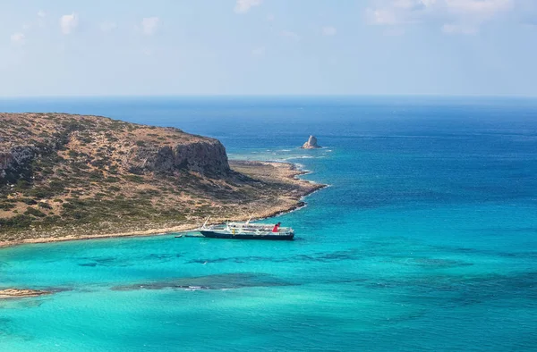 Côte de Crète, baie de Balos, Grèce. Le navire va sur la mer turquoise merveilleuse. Station touristique populaire : un paysage par une journée ensoleillée d'été . — Photo